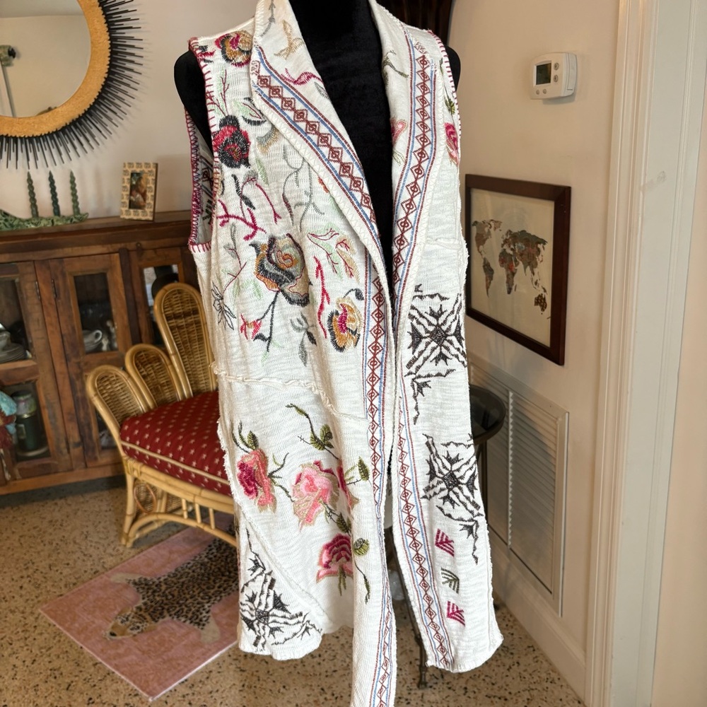 JOHN MARK White Knit Colorful Embroidered Long Vest! Great condition! Cotton. M